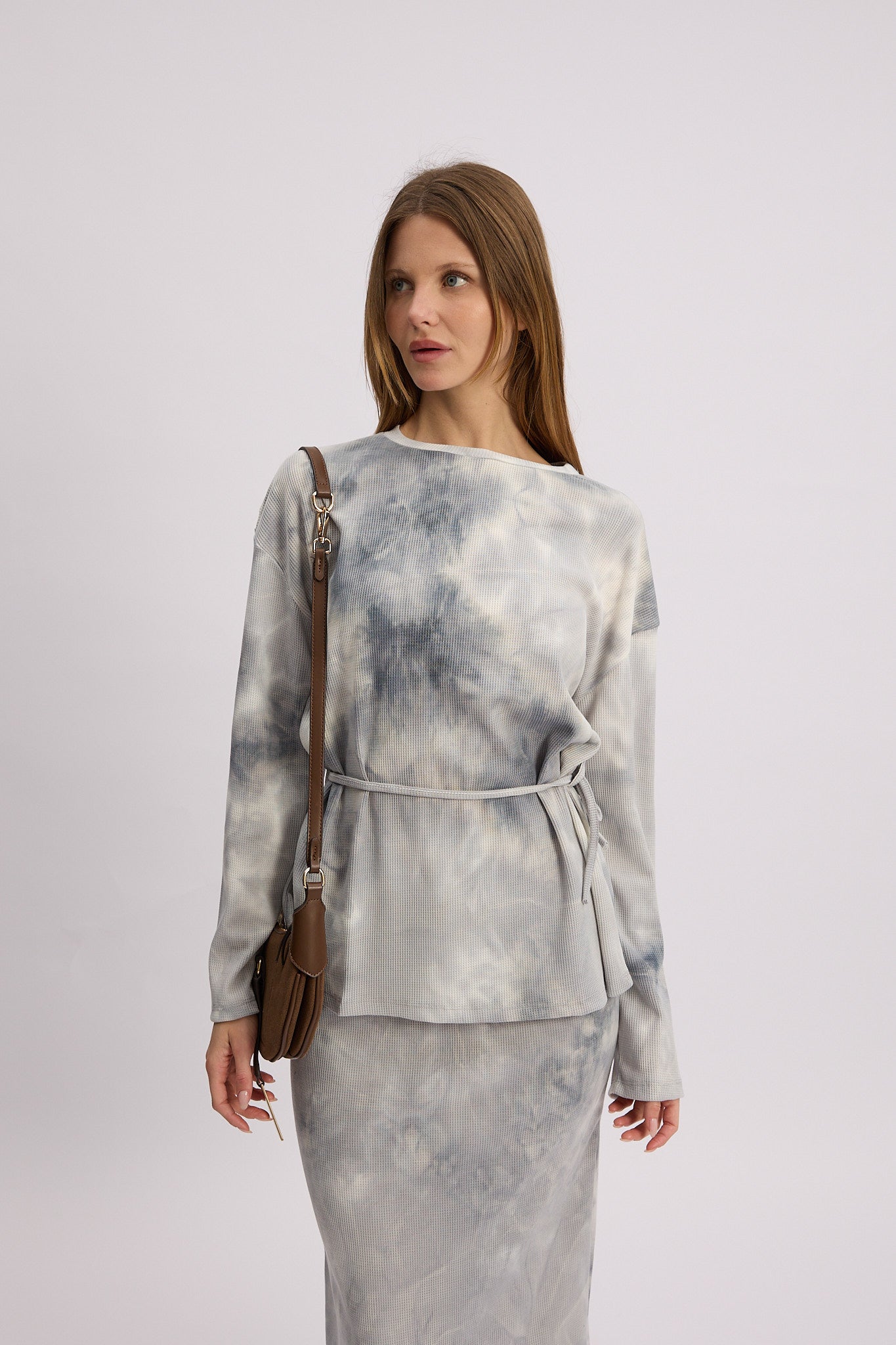 אפור